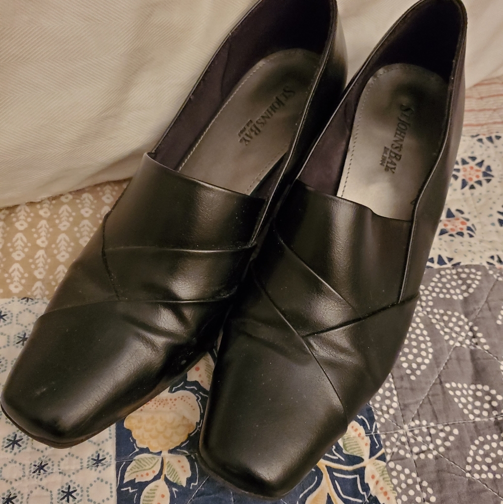 Women's low heeled dress shoes